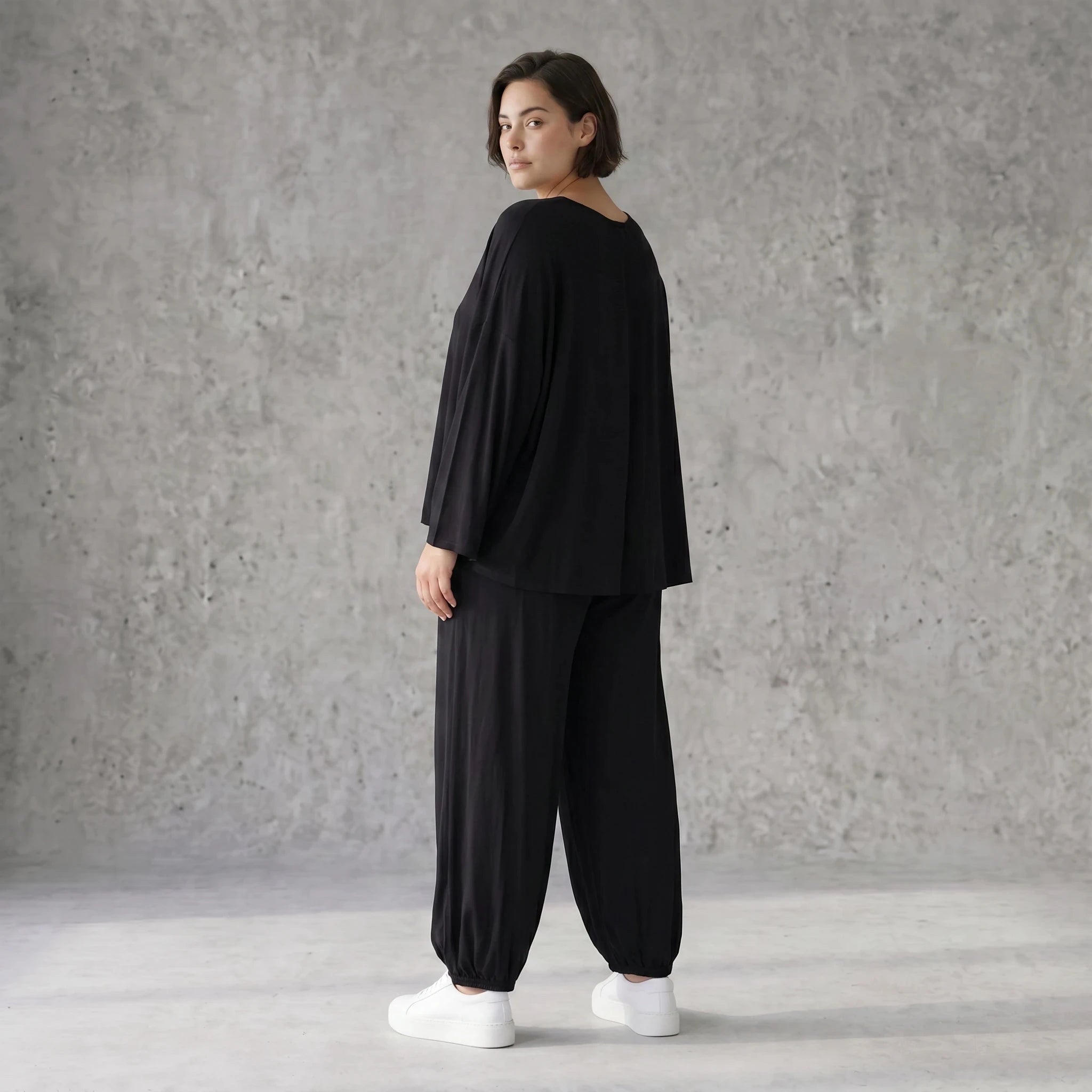Schwarze Ballonhose aus Stretchjersey mit Seitentaschen und Raffdetail am Hosenbein