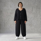 Schwarze Ballonhose aus Stretchjersey mit Seitentaschen und Raffdetail am Hosenbein