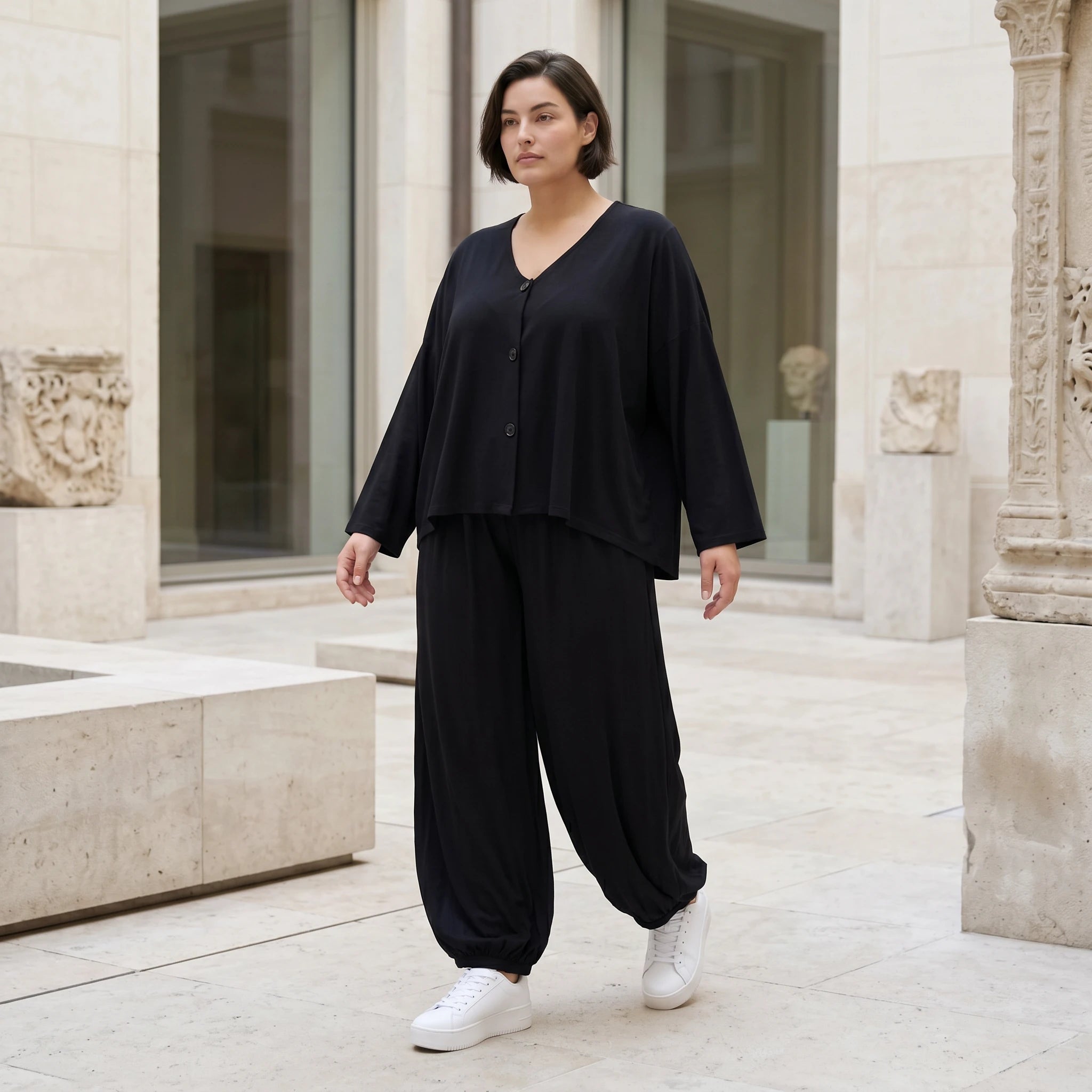 Schwarze Ballonhose aus Stretchjersey mit Seitentaschen und Raffdetail am Hosenbein