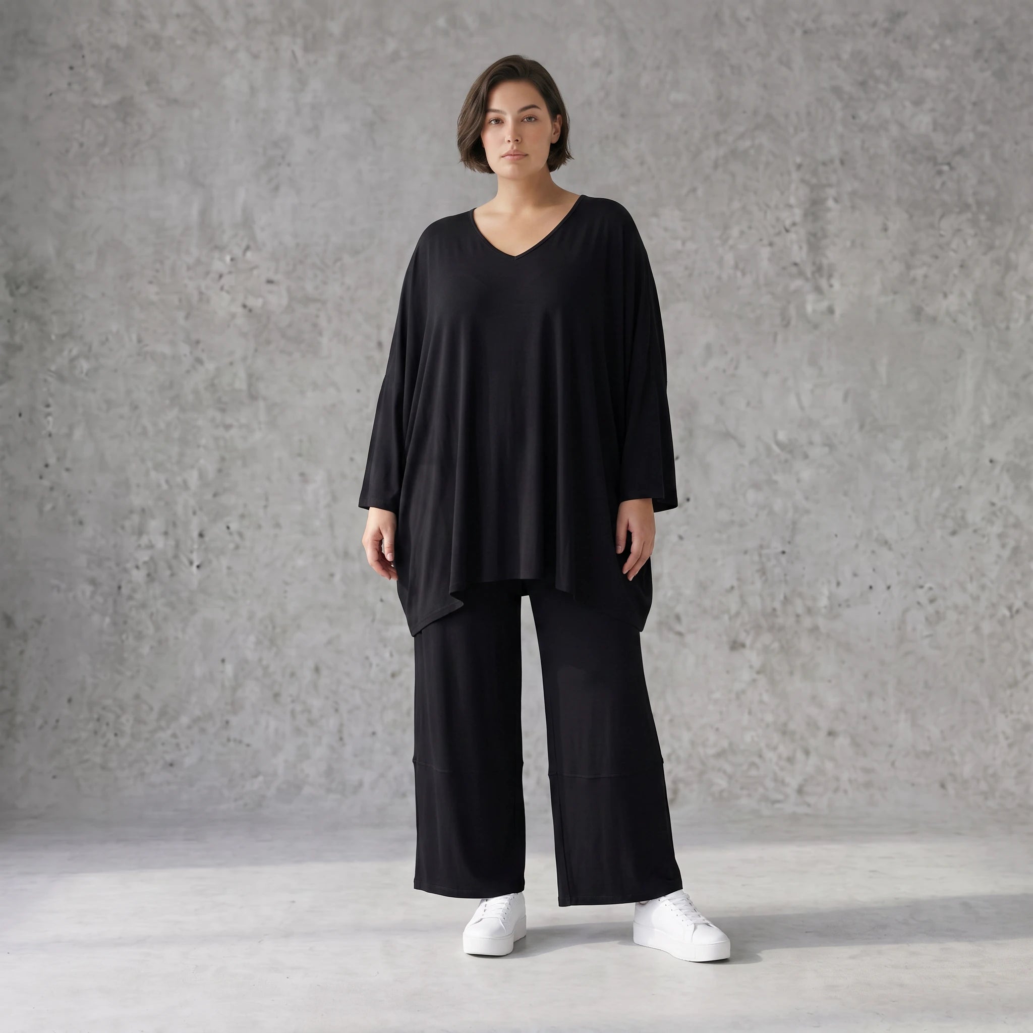 Schwarzes Oversized Bigshirt aus weicher Viskose mit Rundhals und Dreiviertelärmeln