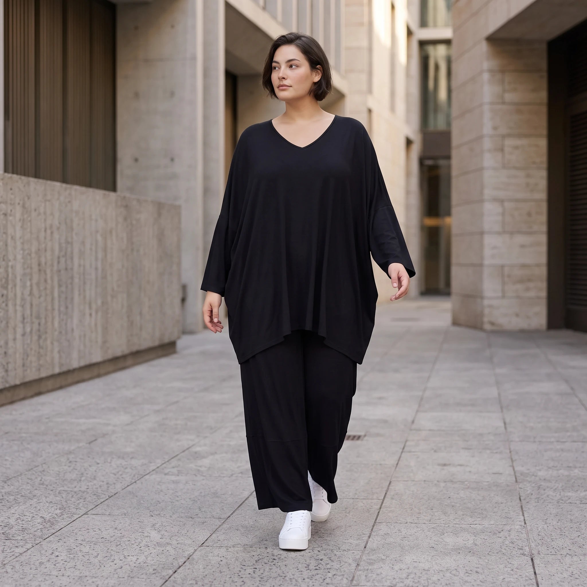Schwarzes Oversized Bigshirt aus weicher Viskose mit Rundhals und Dreiviertelärmeln