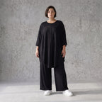Schwarzes Shirt aus Viskosejersey mit Rundhals Dreiviertelarm und Overlockdetails