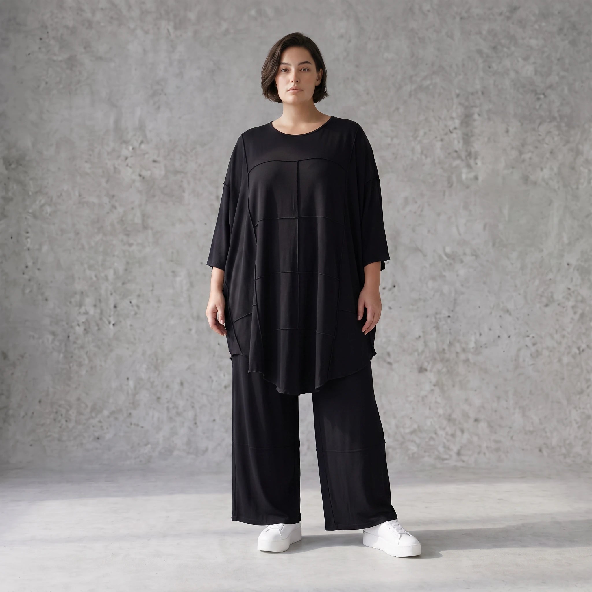Schwarzes Shirt aus Viskosejersey mit Rundhals Dreiviertelarm und Overlockdetails