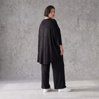 Schwarzes Shirt aus Viskosejersey mit Rundhals Dreiviertelarm und Overlockdetails