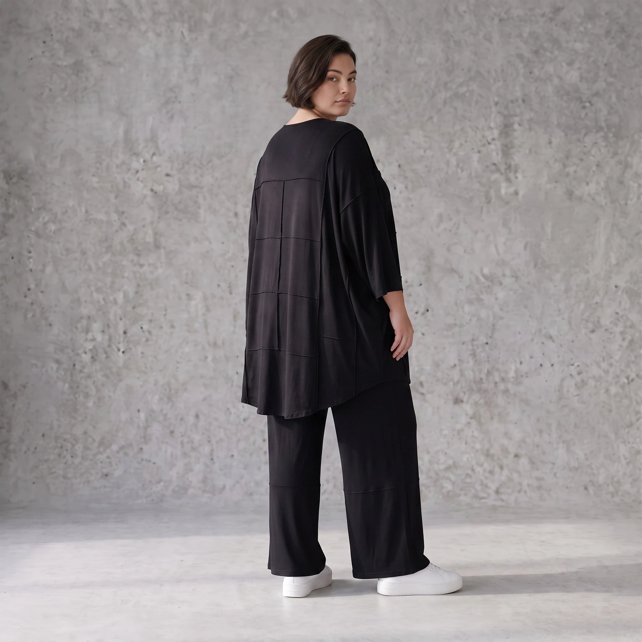Schwarzes Shirt aus Viskosejersey mit Rundhals Dreiviertelarm und Overlockdetails