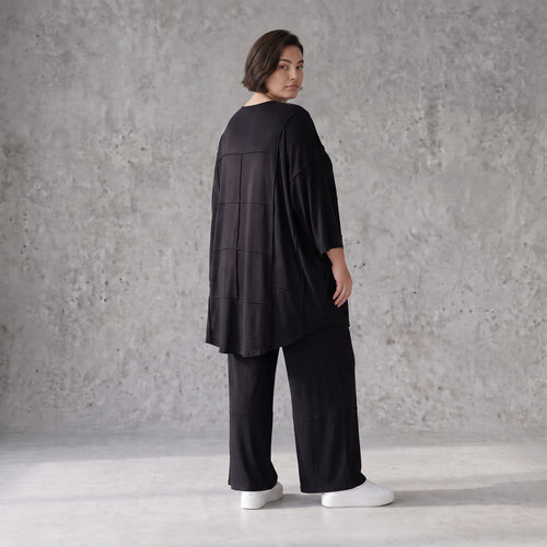 Schwarzes Shirt aus Viskosejersey mit Rundhals Dreiviertelarm und Overlockdetails