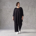 Schwarzes Shirt aus Viskosejersey mit Rundhals Dreiviertelarm und Overlockdetails