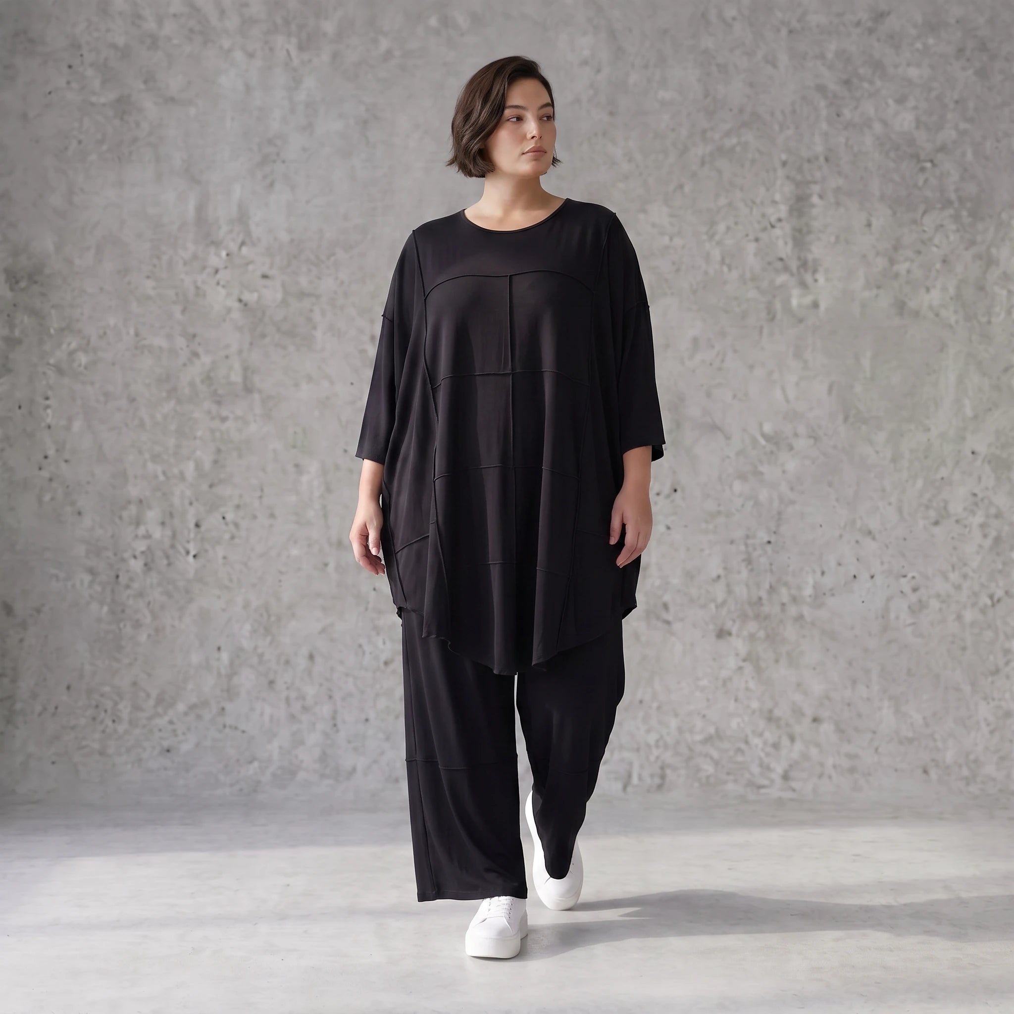 Schwarzes Shirt aus Viskosejersey mit Rundhals Dreiviertelarm und Overlockdetails