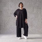Schwarzes Shirt aus Viskosejersey mit Rundhals Dreiviertelarm und Overlockdetails