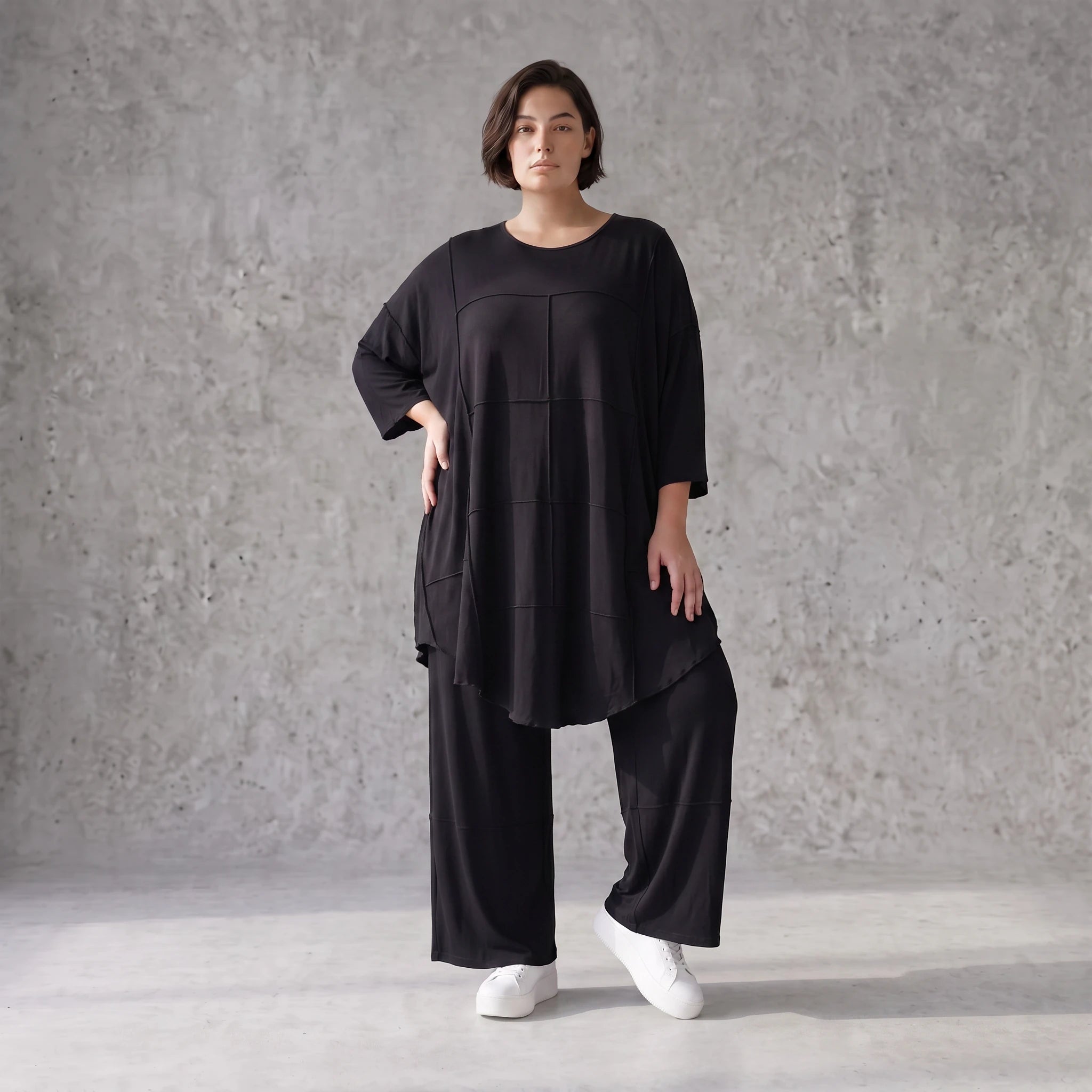 Schwarzes Shirt aus Viskosejersey mit Rundhals Dreiviertelarm und Overlockdetails