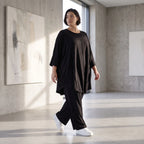 Schwarzes Shirt aus Viskosejersey mit Rundhals Dreiviertelarm und Overlockdetails