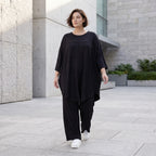 Schwarzes Shirt aus Viskosejersey mit Rundhals Dreiviertelarm und Overlockdetails