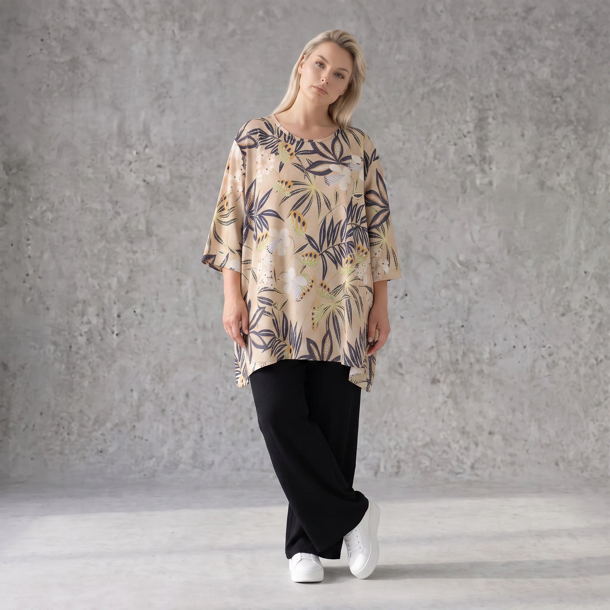 A-Form Shirt aus Popeline mit Blumenmuster in Sand Multicolor Dreiviertelarm Rundhals