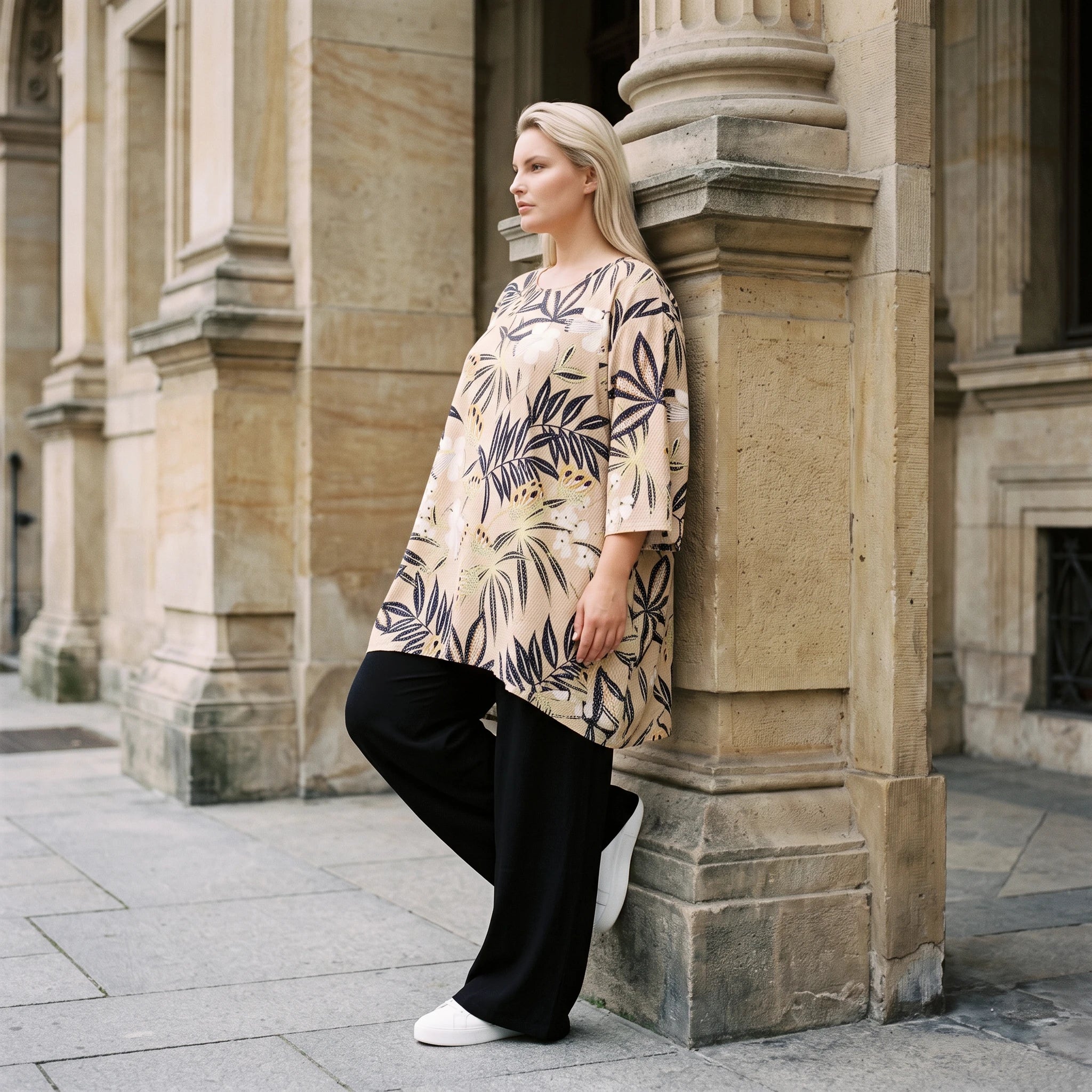 A-Form Shirt aus Popeline mit Blumenmuster in Sand Multicolor Dreiviertelarm Rundhals