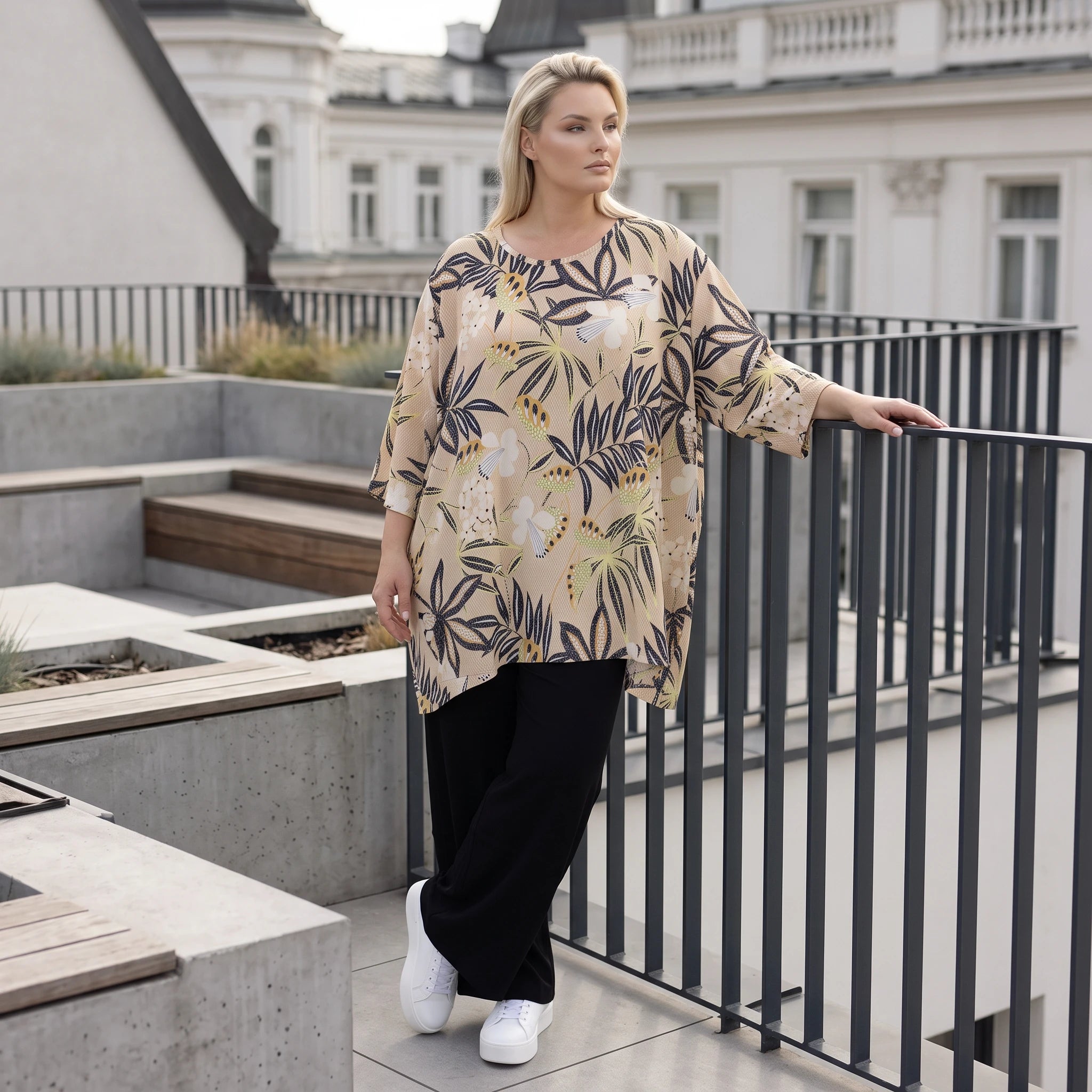 A-Form Shirt aus Popeline mit Blumenmuster in Sand Multicolor Dreiviertelarm Rundhals