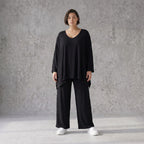 Tiefschwarzes Oversize Shirt aus elastischem Jersey mit Rundhals und Overlock Muster