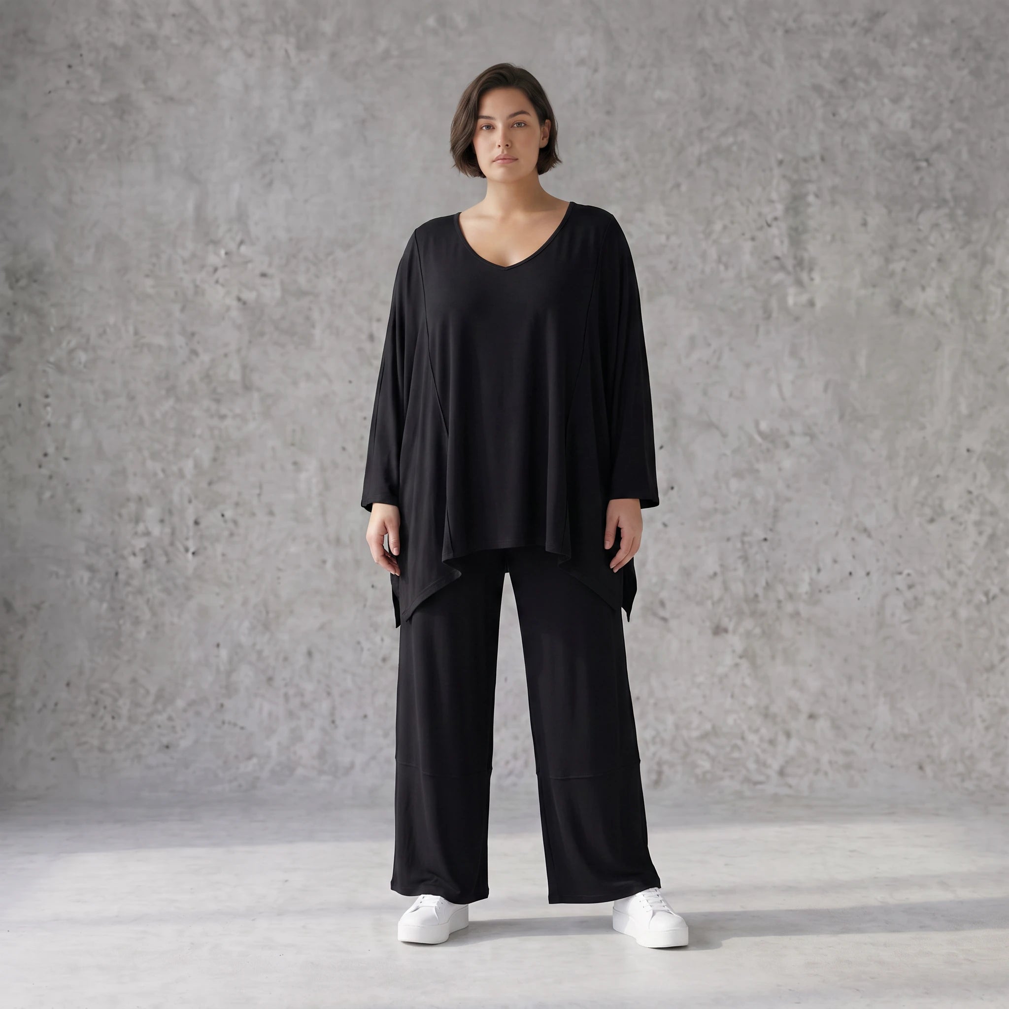 Tiefschwarzes Oversize Shirt aus elastischem Jersey mit Rundhals und Overlock Muster