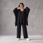 Tiefschwarzes Oversize Shirt aus elastischem Jersey mit Rundhals und Overlock Muster