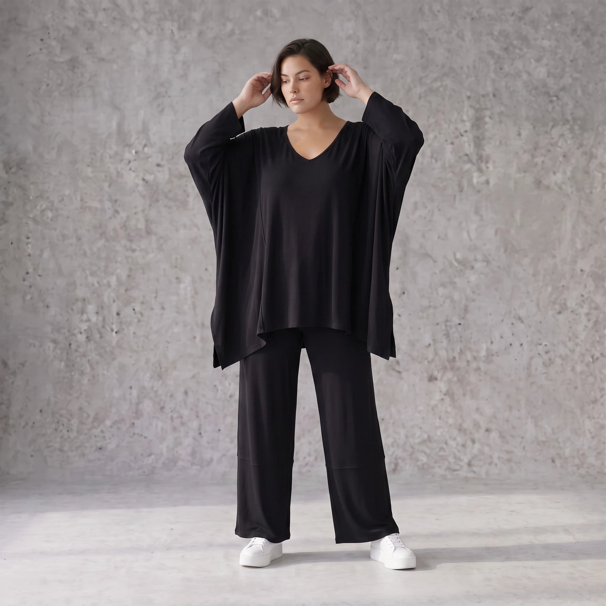 Tiefschwarzes Oversize Shirt aus elastischem Jersey mit Rundhals und Overlock Muster