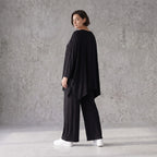 Tiefschwarzes Oversize Shirt aus elastischem Jersey mit Rundhals und Overlock Muster