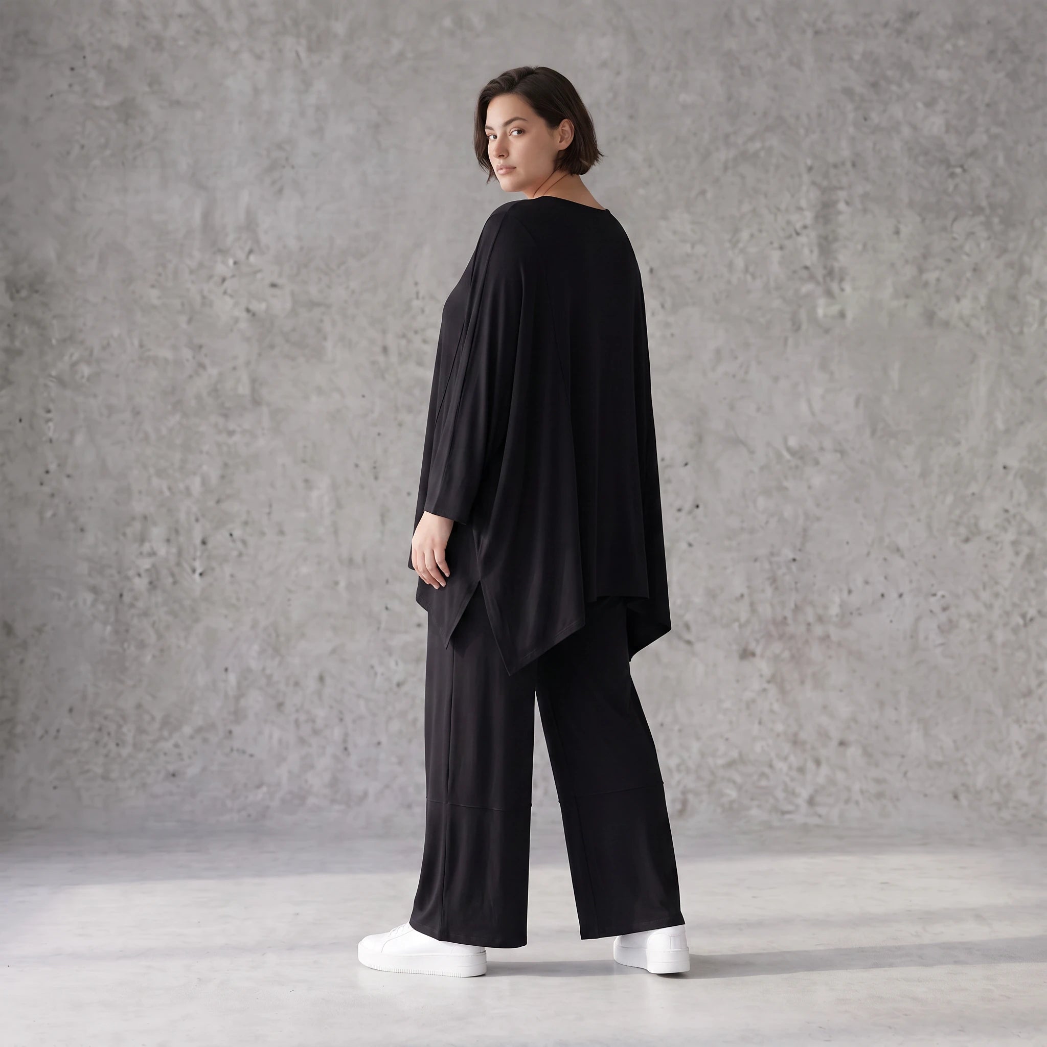 Tiefschwarzes Oversize Shirt aus elastischem Jersey mit Rundhals und Overlock Muster