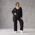 Tiefschwarzes Oversize Shirt aus elastischem Jersey mit Rundhals und Overlock Muster