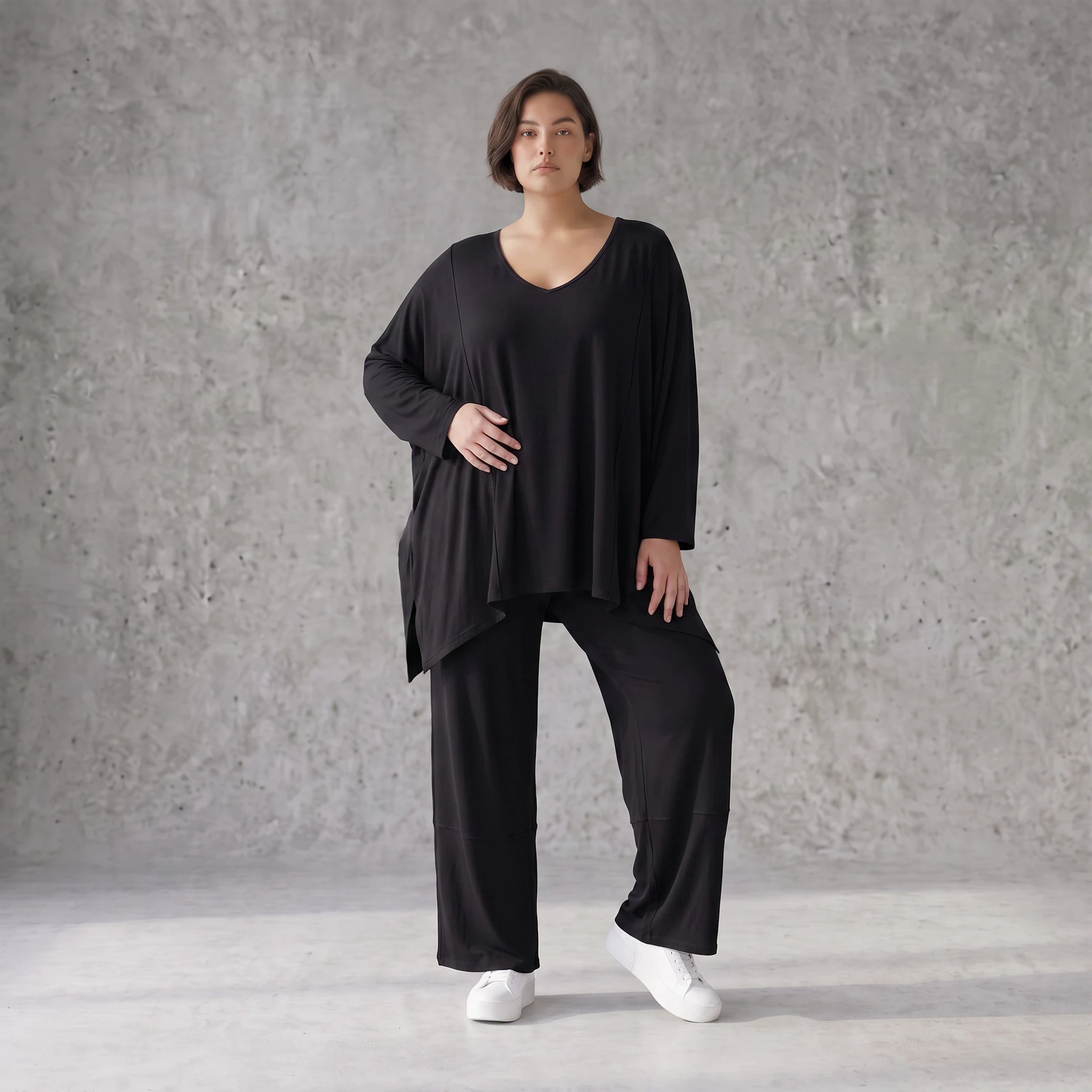 Tiefschwarzes Oversize Shirt aus elastischem Jersey mit Rundhals und Overlock Muster