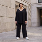 Tiefschwarzes Oversize Shirt aus elastischem Jersey mit Rundhals und Overlock Muster