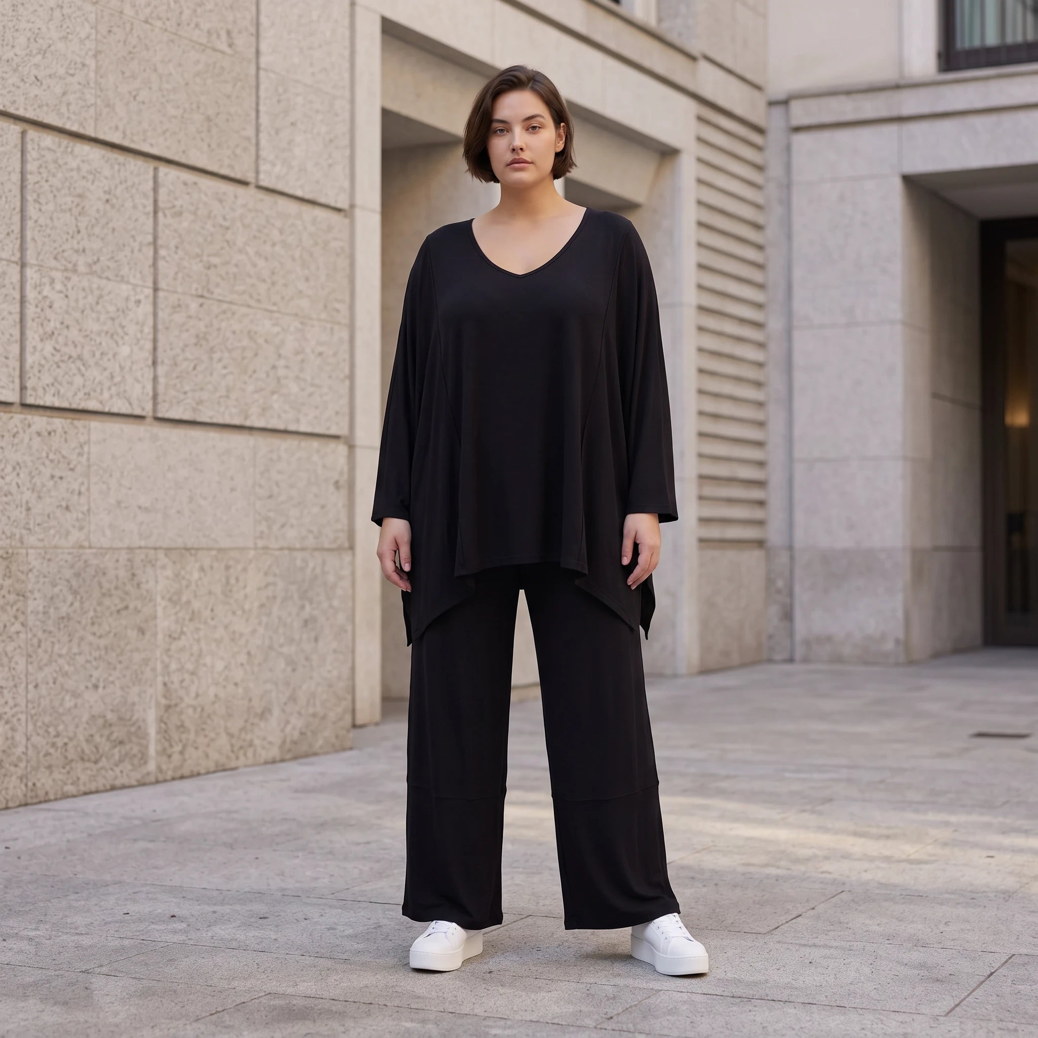 Tiefschwarzes Oversize Shirt aus elastischem Jersey mit Rundhals und Overlock Muster