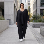 Tiefschwarzes Oversize Shirt aus elastischem Jersey mit Rundhals und Overlock Muster