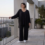 Tiefschwarzes Oversize Shirt aus elastischem Jersey mit Rundhals und Overlock Muster