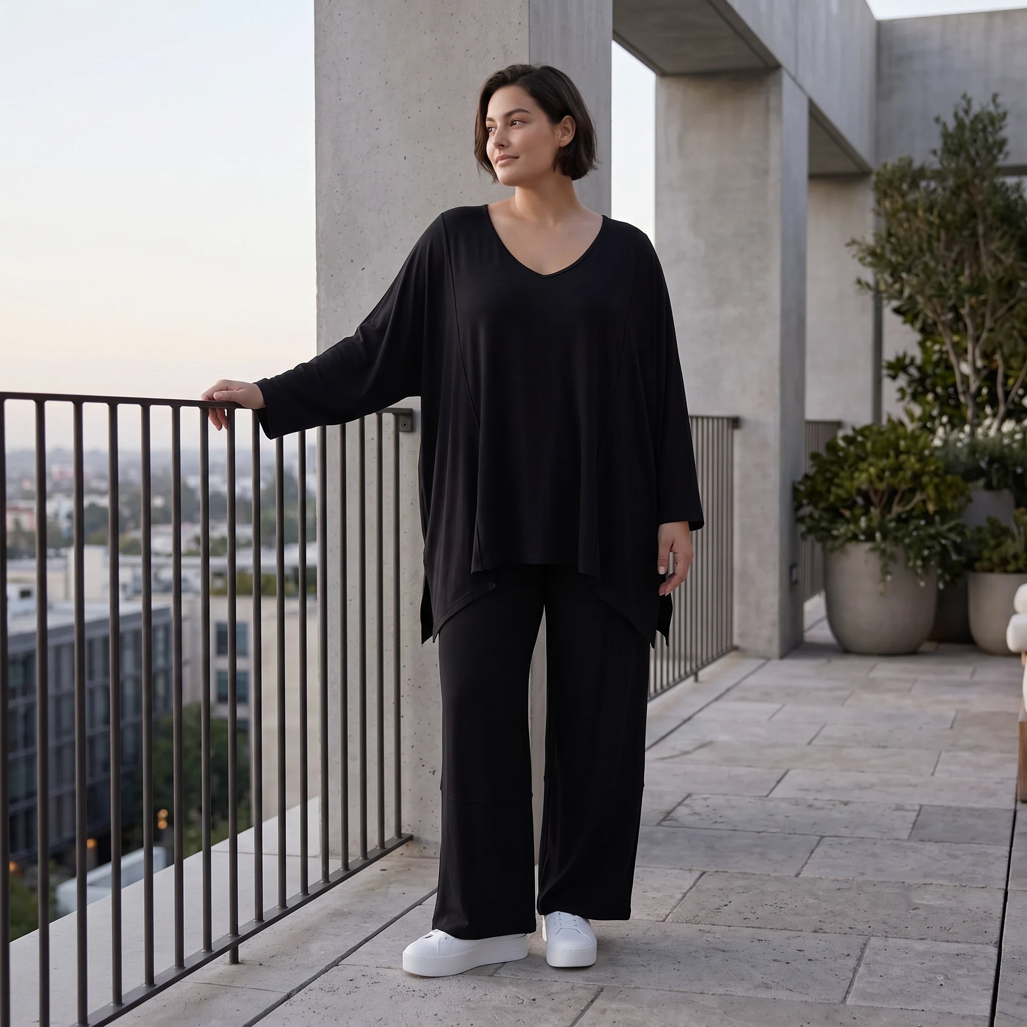 Tiefschwarzes Oversize Shirt aus elastischem Jersey mit Rundhals und Overlock Muster