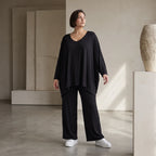 Tiefschwarzes Oversize Shirt aus elastischem Jersey mit Rundhals und Overlock Muster