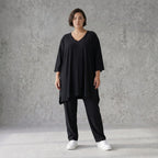 Schwarzes A-Form Shirt aus Travellermaterial Rundhals Dreiviertelärmeln und Zipfelsaum