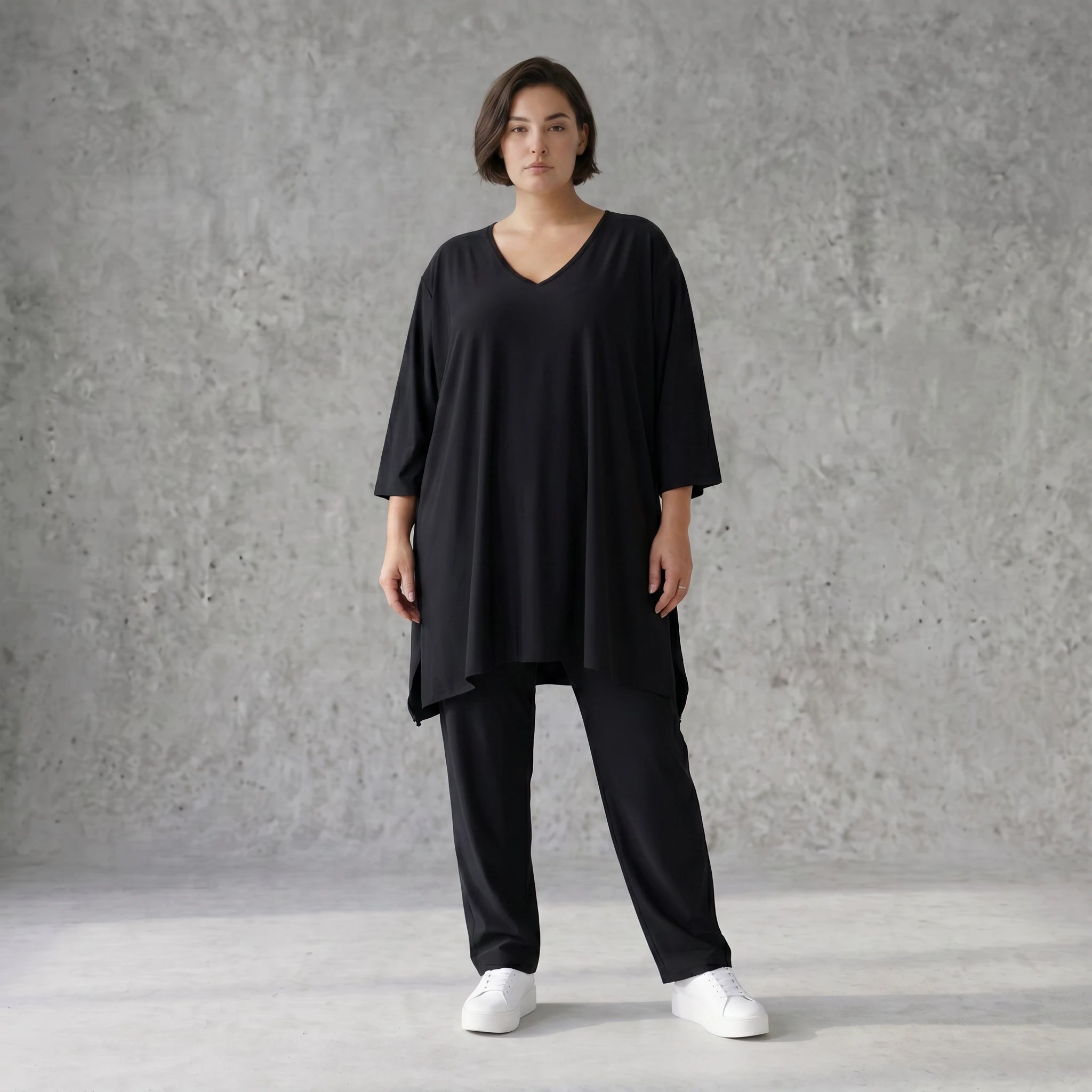 Schwarzes A-Form Shirt aus Travellermaterial Rundhals Dreiviertelärmeln und Zipfelsaum