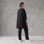 Schwarzes A-Form Shirt aus Travellermaterial Rundhals Dreiviertelärmeln und Zipfelsaum
