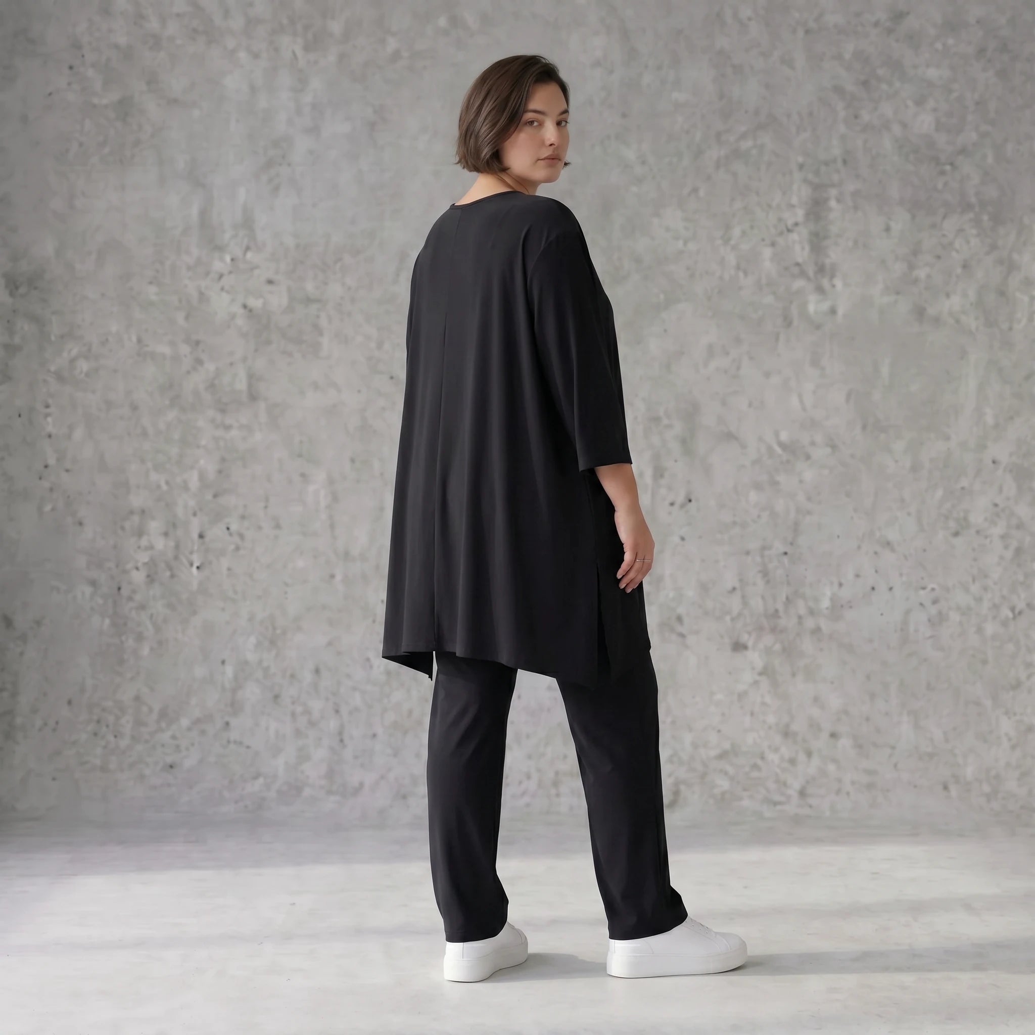 Schwarzes A-Form Shirt aus Travellermaterial Rundhals Dreiviertelärmeln und Zipfelsaum