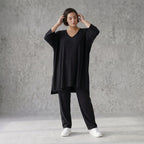 Schwarzes A-Form Shirt aus Travellermaterial Rundhals Dreiviertelärmeln und Zipfelsaum