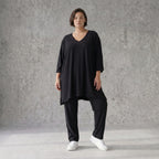 Schwarzes A-Form Shirt aus Travellermaterial Rundhals Dreiviertelärmeln und Zipfelsaum