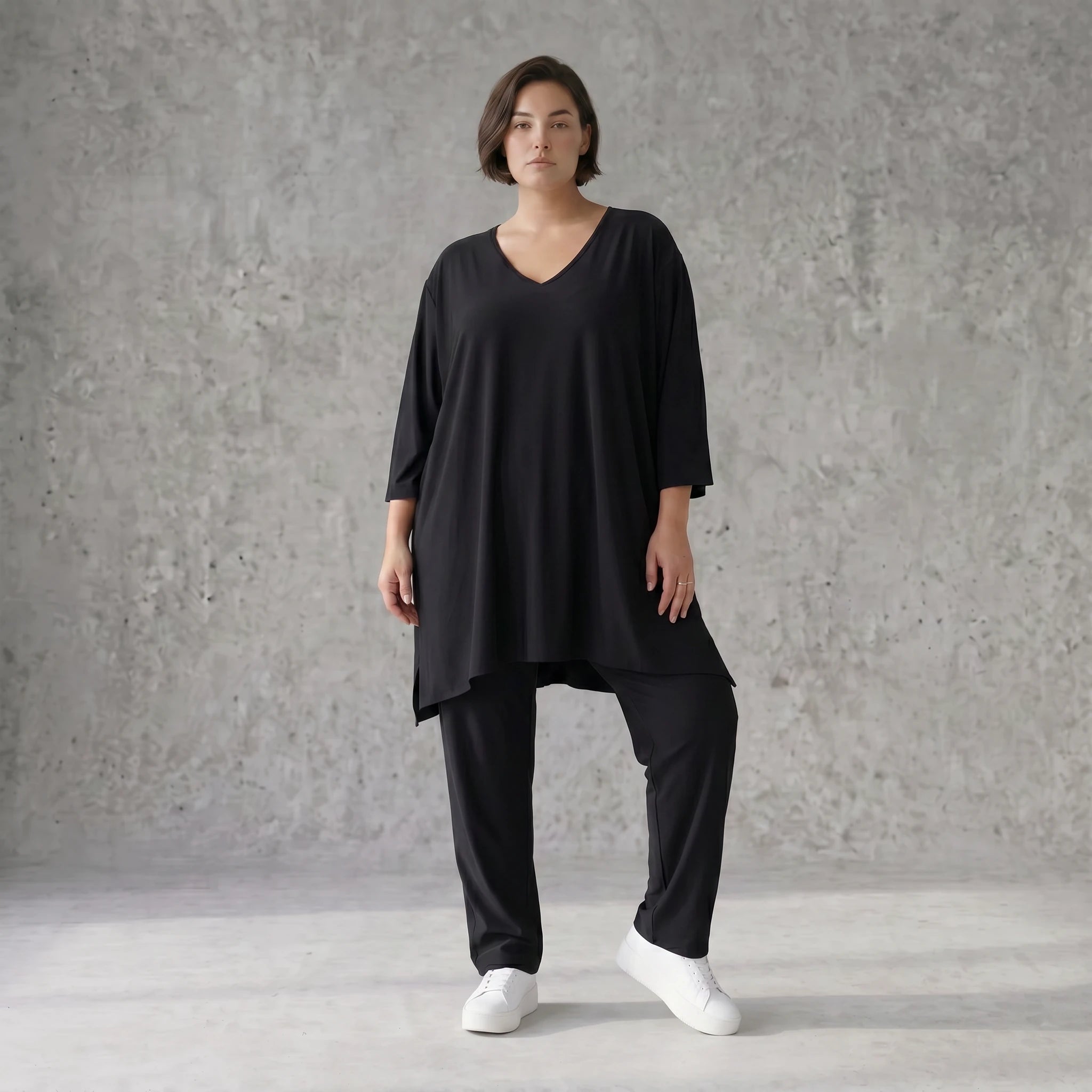 Schwarzes A-Form Shirt aus Travellermaterial Rundhals Dreiviertelärmeln und Zipfelsaum