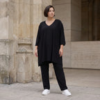 Schwarzes A-Form Shirt aus Travellermaterial Rundhals Dreiviertelärmeln und Zipfelsaum