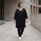Schwarzes A-Form Shirt aus Travellermaterial Rundhals Dreiviertelärmeln und Zipfelsaum
