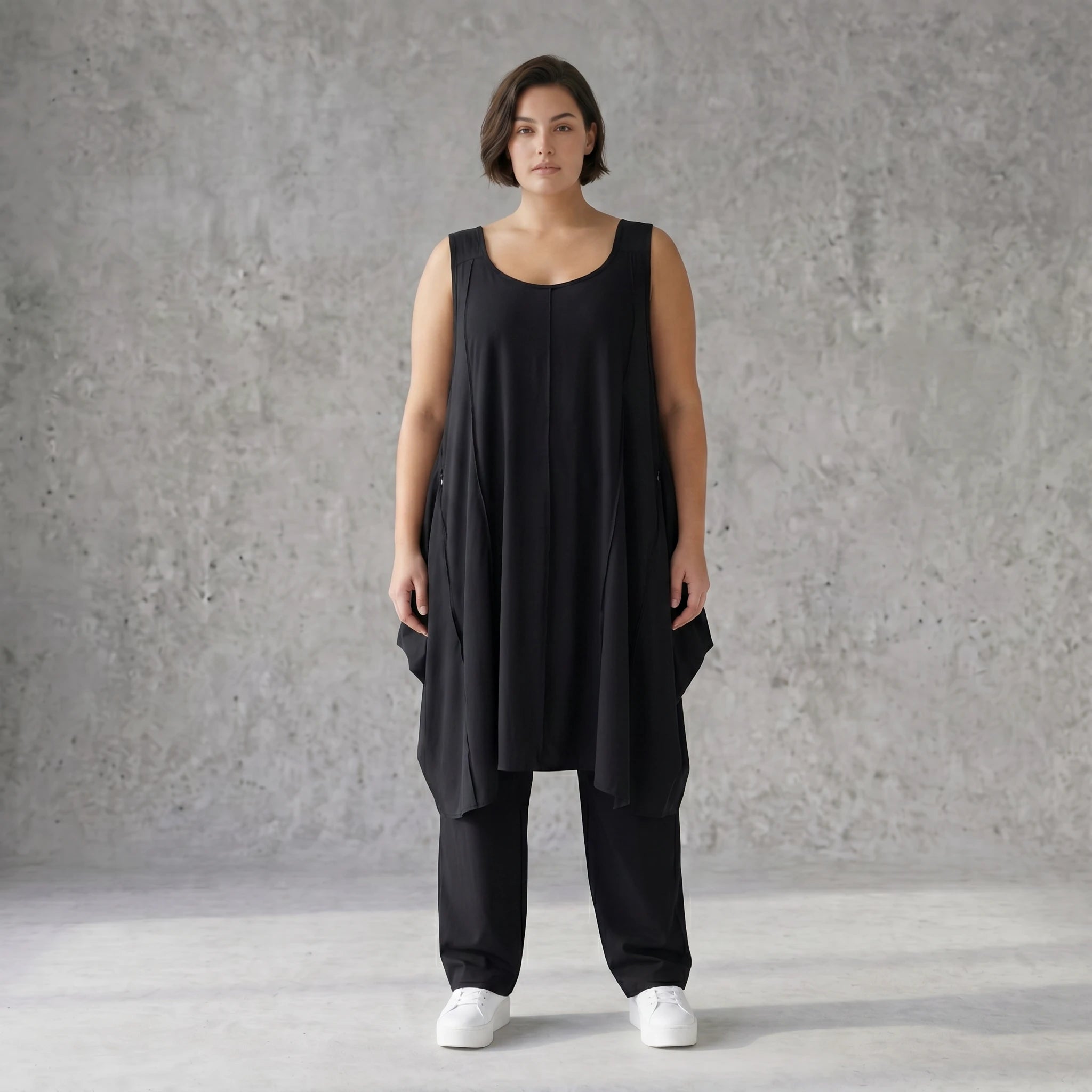 Schwarze Ballontunika ärmellos mit Overlockbiesen im fliessenden elastischen Chiclook