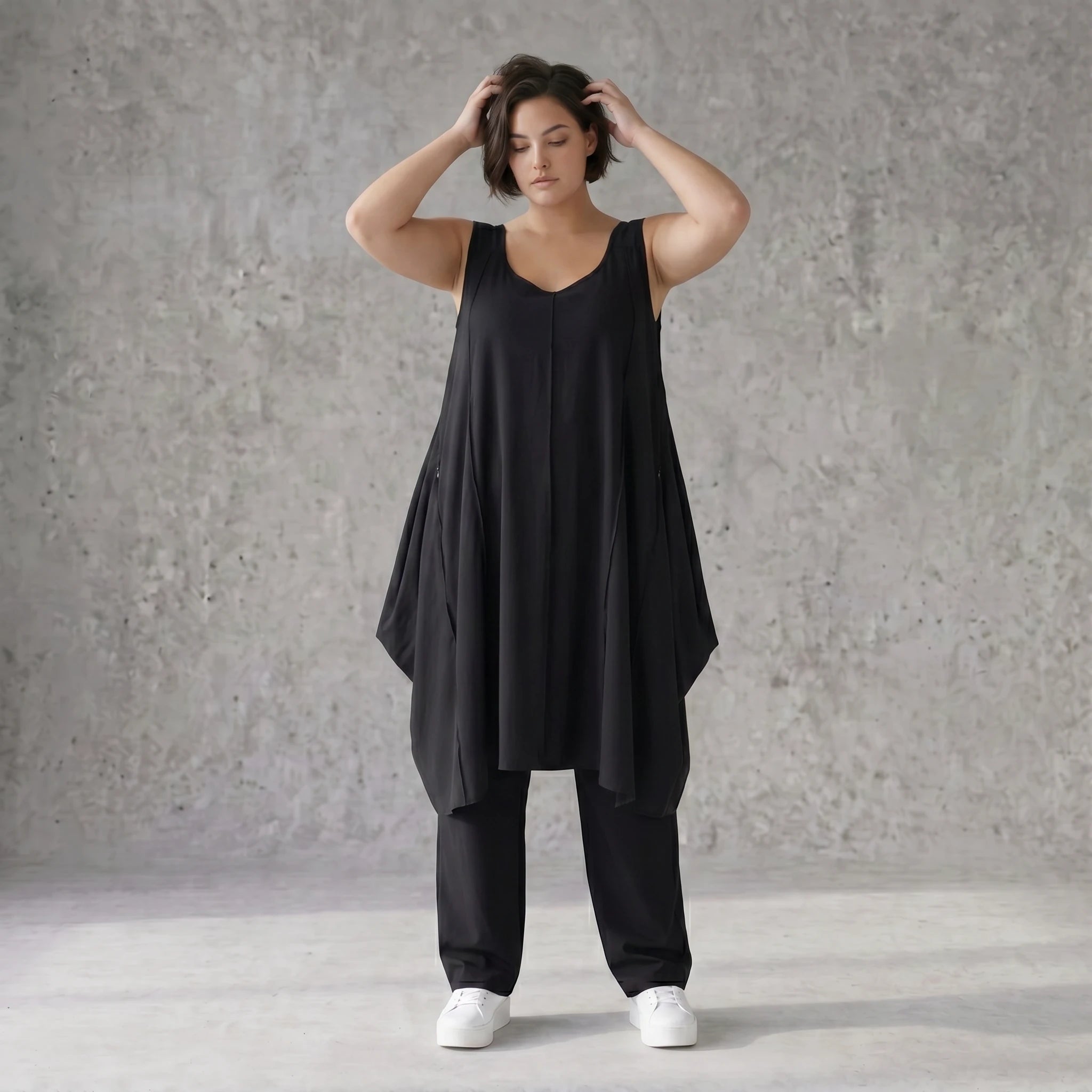 Schwarze Ballontunika ärmellos mit Overlockbiesen im fliessenden elastischen Chiclook