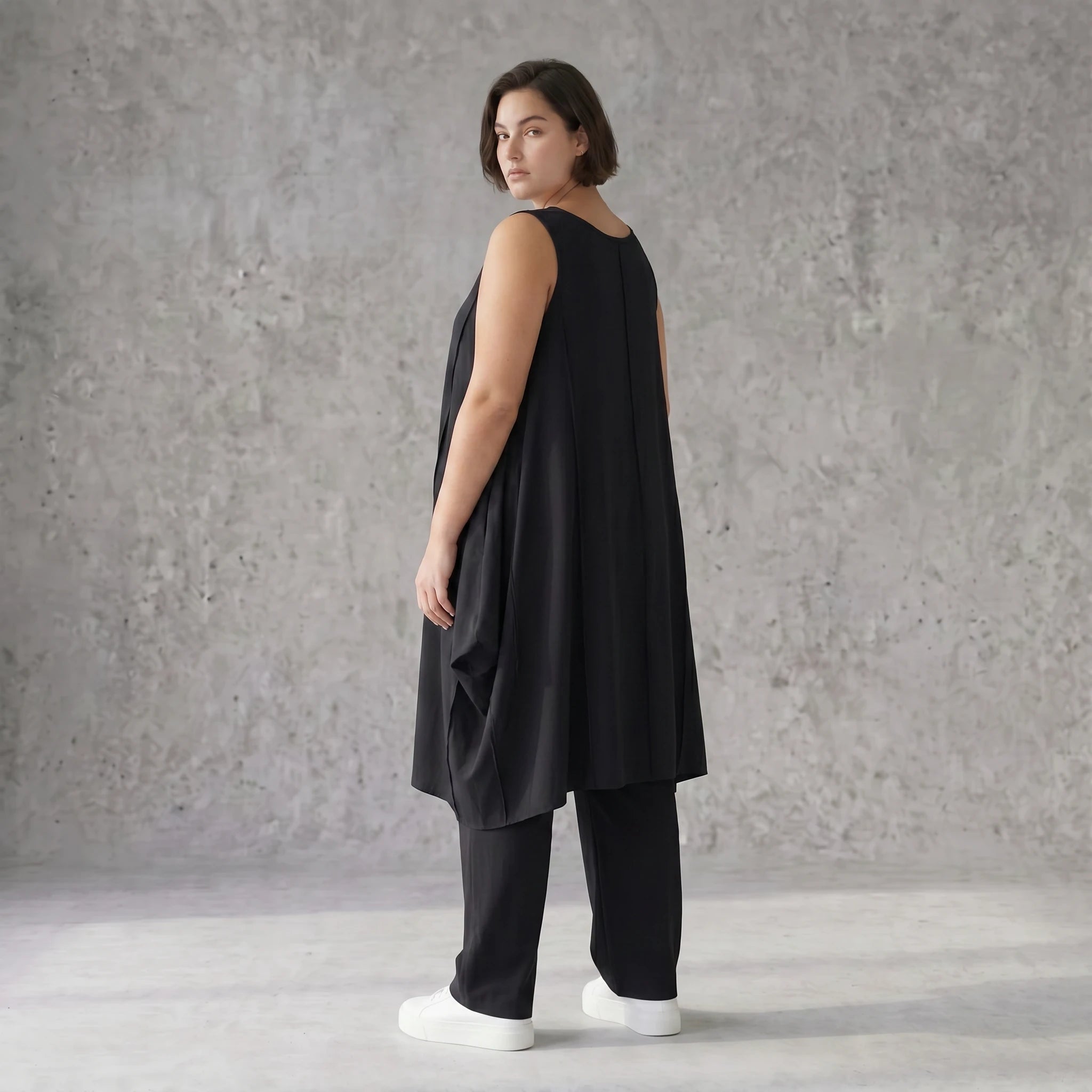 Schwarze Ballontunika ärmellos mit Overlockbiesen im fliessenden elastischen Chiclook