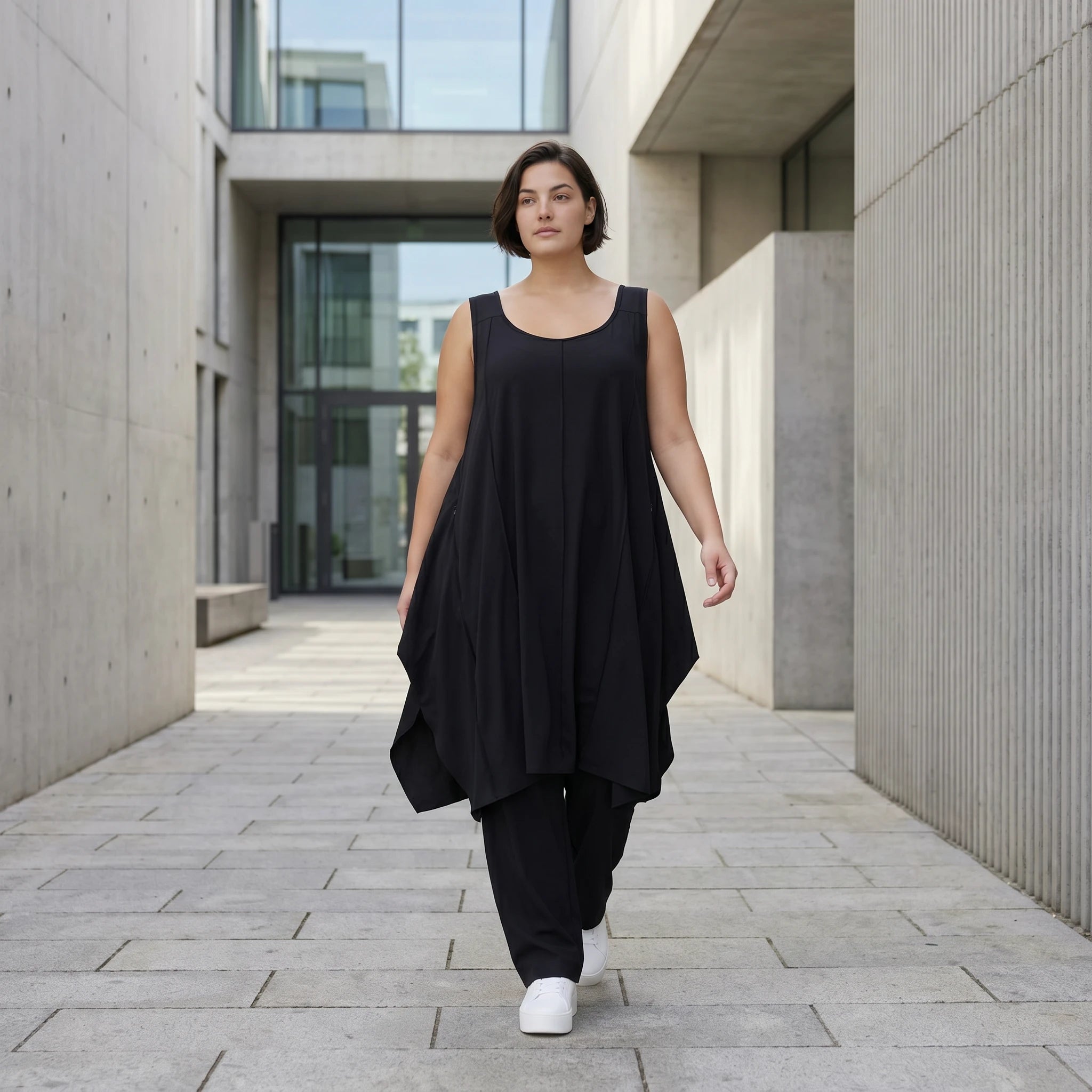 Schwarze Ballontunika ärmellos mit Overlockbiesen im fliessenden elastischen Chiclook