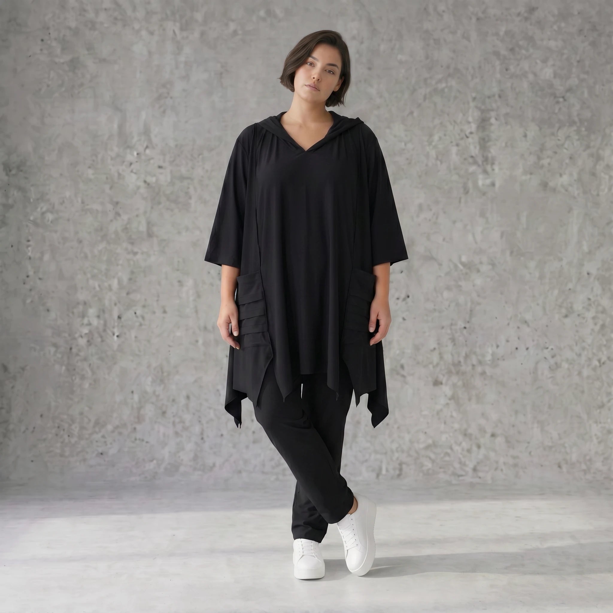 Schwarzes Kapuzenshirt in A-Form aus Travellerstoff mit Dreiviertelärmeln und Taschen