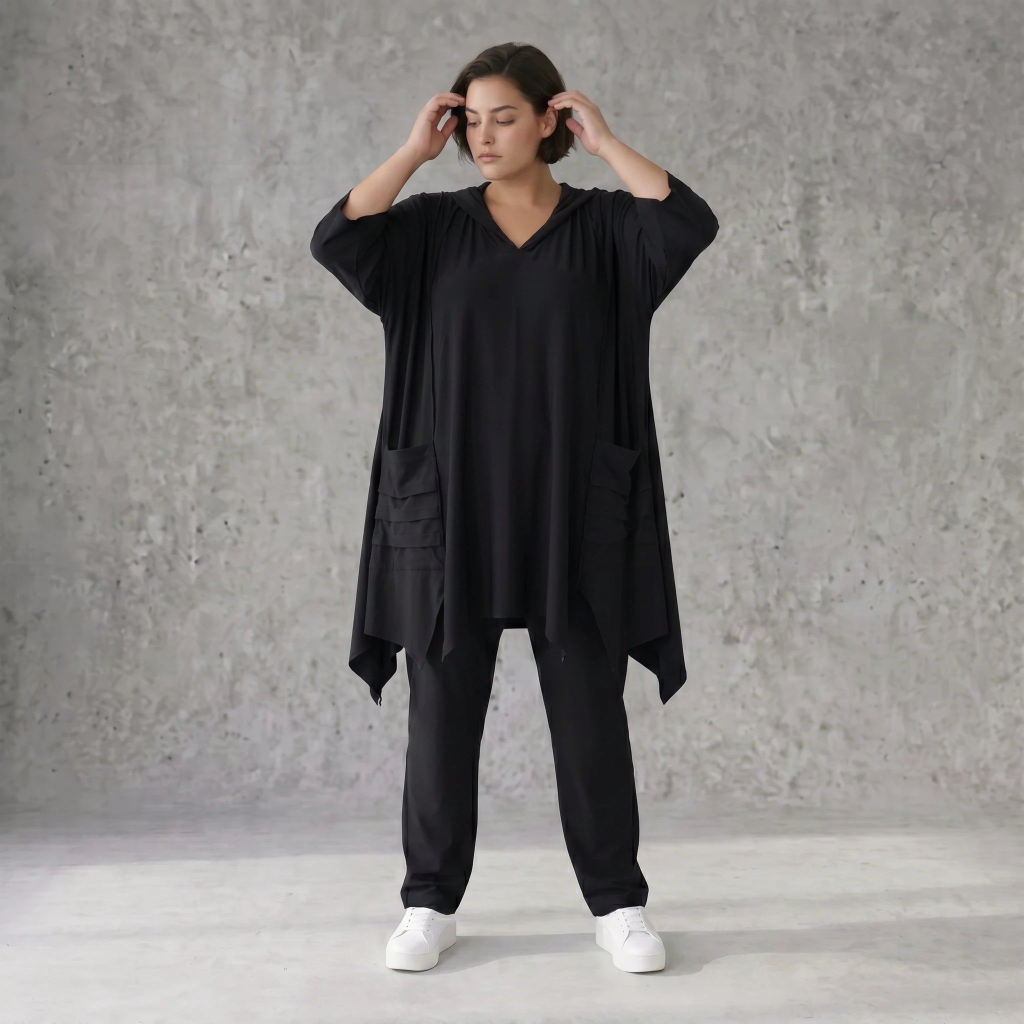 Schwarzes Kapuzenshirt in A-Form aus Travellerstoff mit Dreiviertelärmeln und Taschen