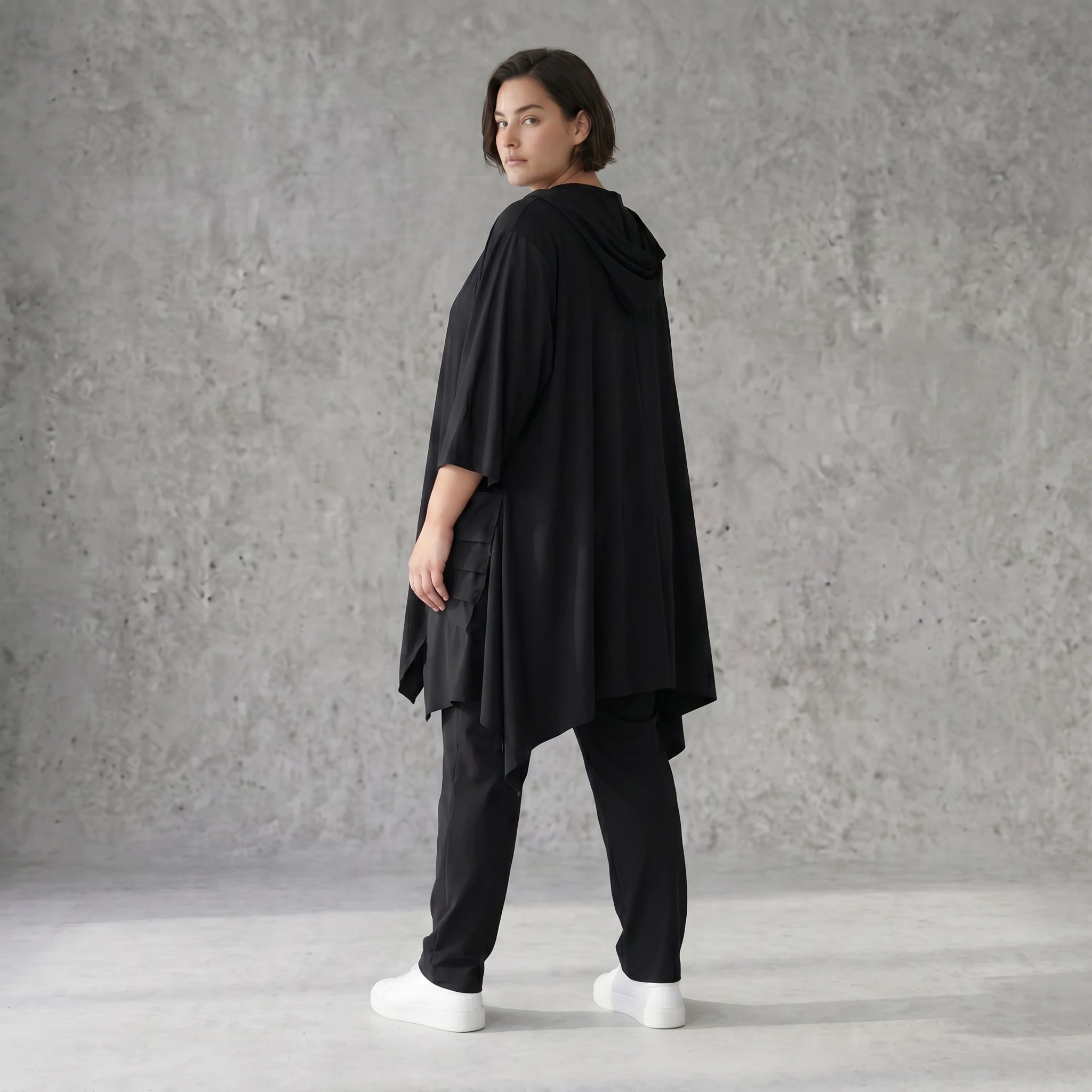 Schwarzes Kapuzenshirt in A-Form aus Travellerstoff mit Dreiviertelärmeln und Taschen