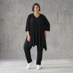 Schwarzes Kapuzenshirt in A-Form aus Travellerstoff mit Dreiviertelärmeln und Taschen